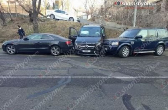 Դեմիրճյան փողոցում կայանված «Mercedes»-ն ինքնաբերաբար առաջ է ընթացել և բախվել «Toyota Land Rover»-ին և «Audi»-ին